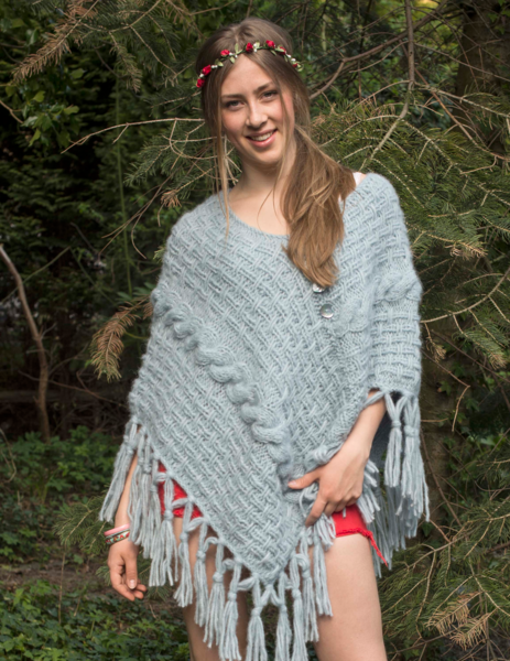 Flettestrikket firkantponcho med løs hals