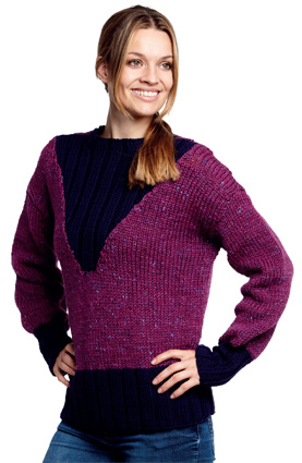 SWEATER MED RIBSTRIKKET V-UDSKÆRING