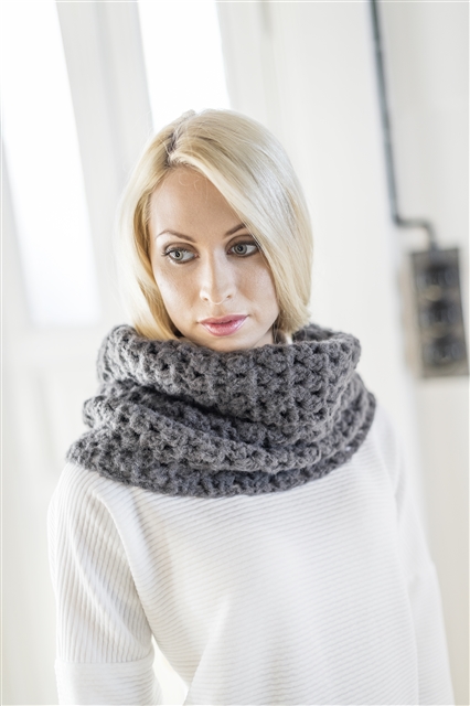 Opskrift fra DU STORE ALPAKKA fra hæftet Maskerader MR33 - Design 3309 Løs hals