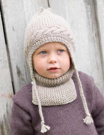 Opskrift fra DU STORE ALPAKKA fra bogen "I all enkelhet" - Design 12 Lue med øreklaffer og rillestrikket hals