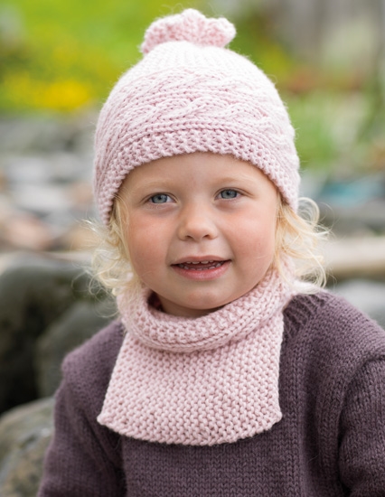 Opskrift fra DU STORE ALPAKKA fra bogen "I all enkelhet" - Design 17 og 18 Lue og hals med fletter