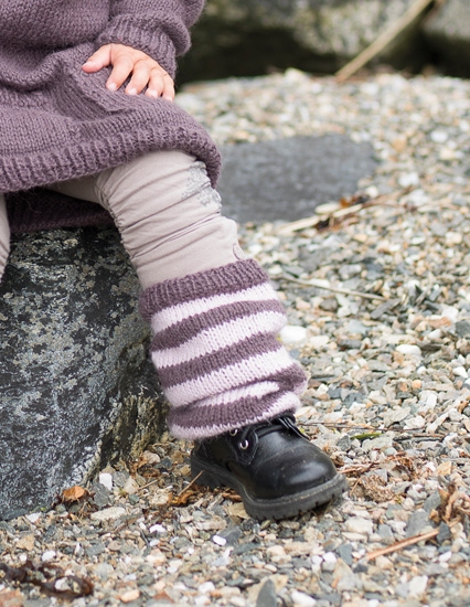 Opskrift fra DU STORE ALPAKKA fra bogen "I all enkelhet" - Design 06 Stripete leggvarmere