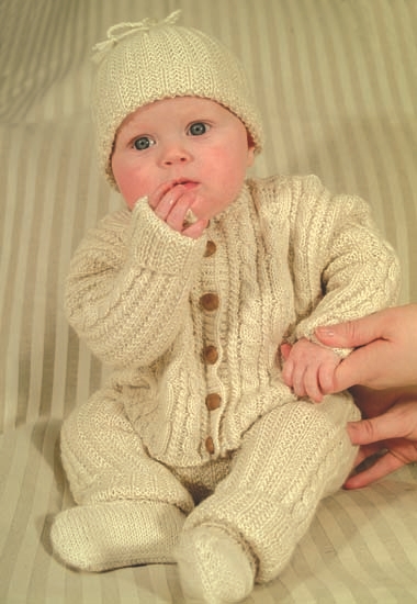 Aranstrikket jakke, bukse og lue