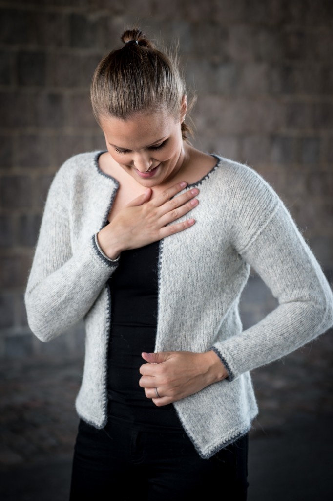 1525 - Jakke med mørke hæklede kanter i Mayflower Sky